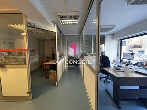 Office in Versailles for lease Interior Photo- Image 2 of 3