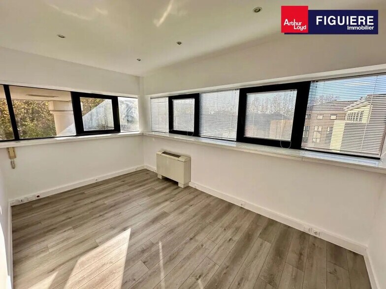 9 Bis Place John Rewald, Aix-en-Provence for lease - Interior Photo - Image 2 of 8