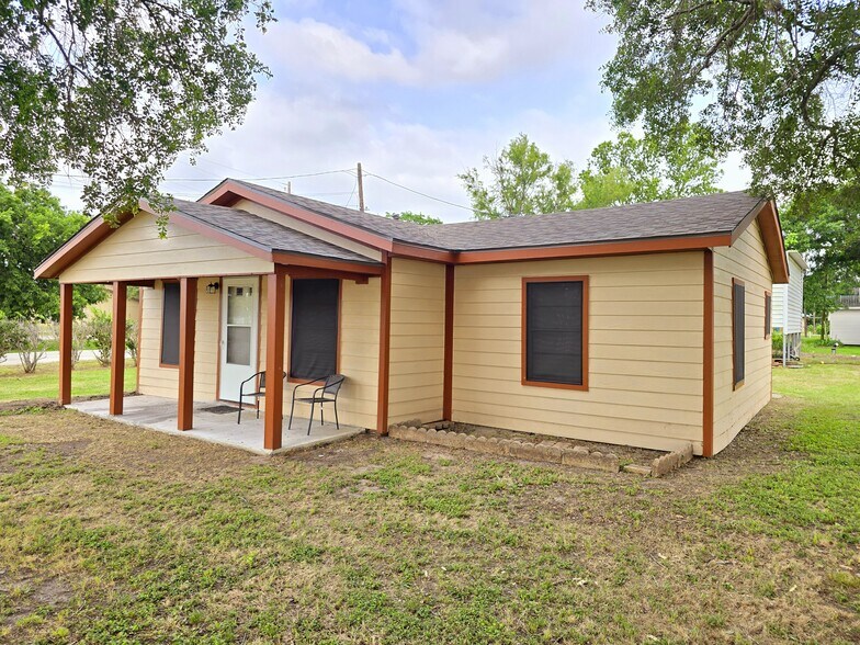 402 Avenue G, Van Vleck, TX 77482 Specialty for Sale