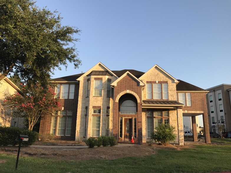 8125 N Sam Houston Pky W, Houston, TX for sale - Building Photo - Image 1 of 47