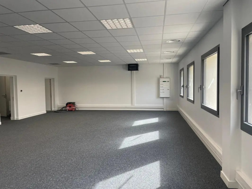 Office in Aubagne for lease Interior Photo- Image 1 of 6