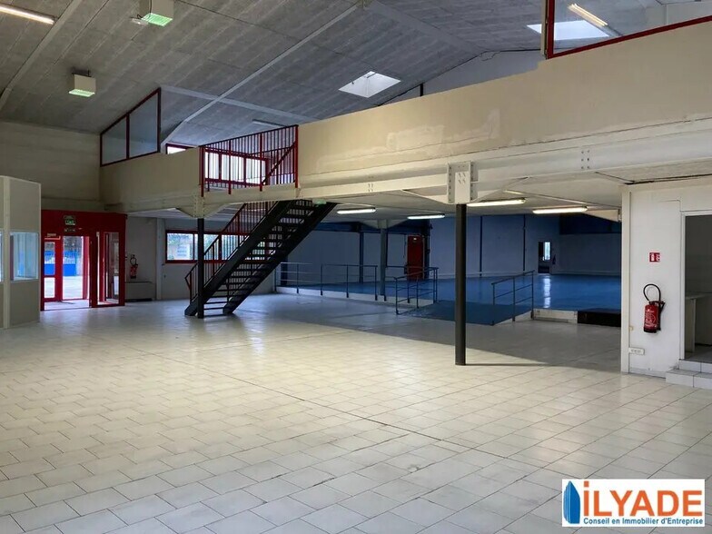 Industrial in Bouc-Bel-Air for lease - Interior Photo - Image 2 of 7