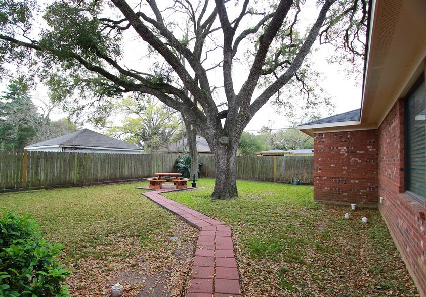 1006 Thompson Rd, Richmond, TX for sale - Building Photo - Image 2 of 2