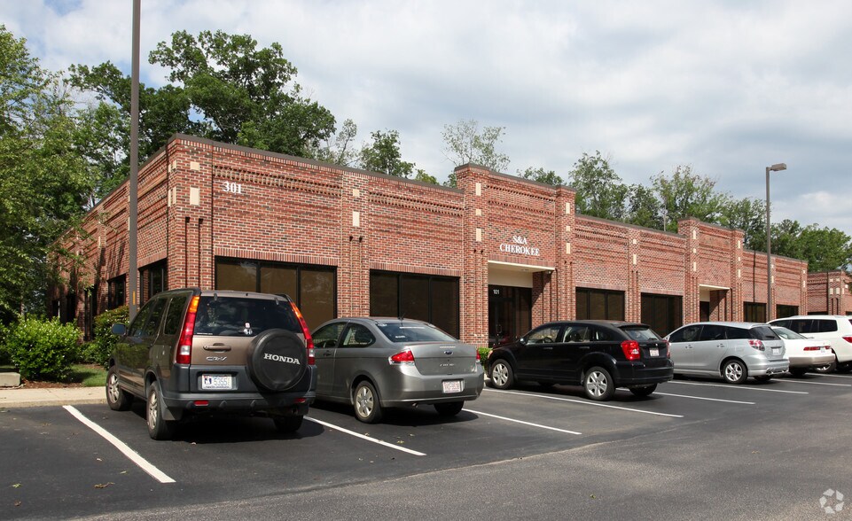 301 Cascade Pointe Ln, Cary, NC 27513