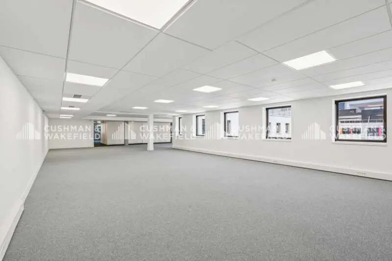 24 Boulevard De Pesaro, Nanterre for lease - Interior Photo - Image 3 of 10