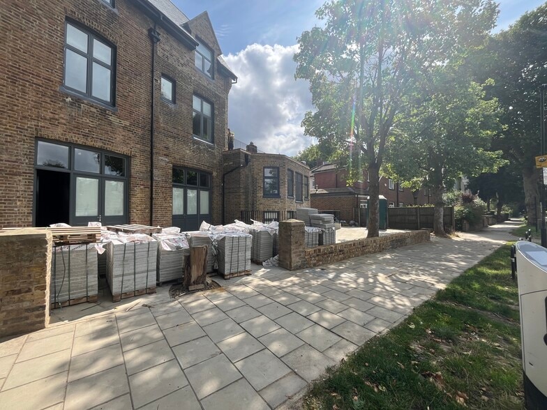2 Grove Park Rd, London for lease - Building Photo - Image 2 of 4