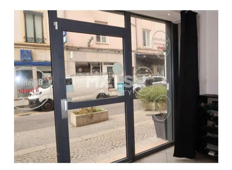 Retail in Lyon for lease - Building Photo - Image 3 of 15