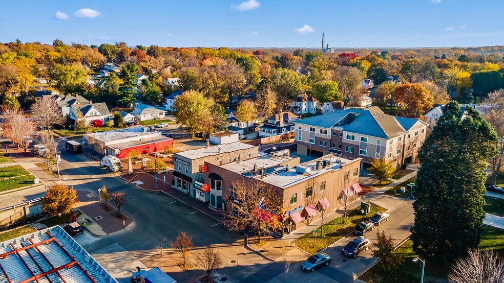 2024 College St, Cedar Falls, IA 50613 Domino's Mixed Use