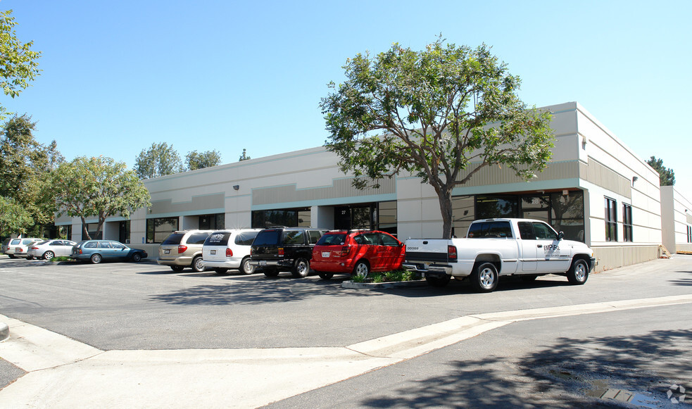 668 Flinn Ave, Moorpark, CA for lease - Building Photo - Image 3 of 8