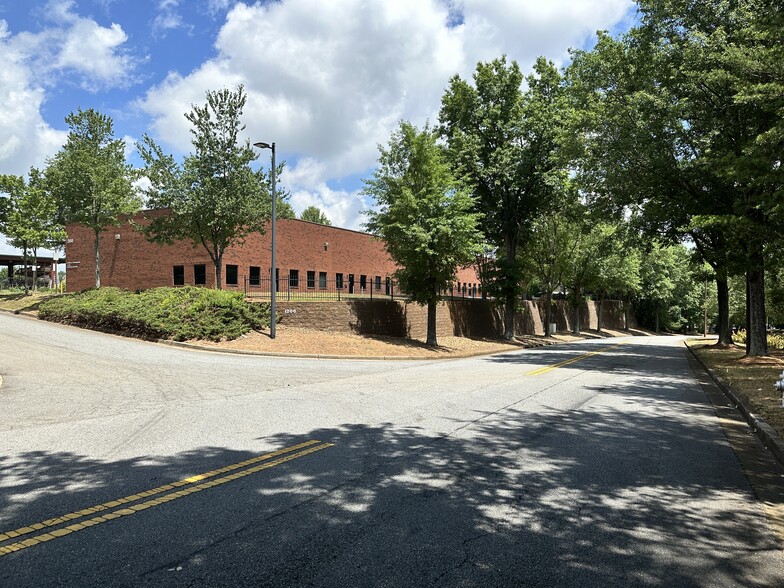 1266 Kennestone Cir, Marietta, GA for lease - Building Photo - Image 2 of 7