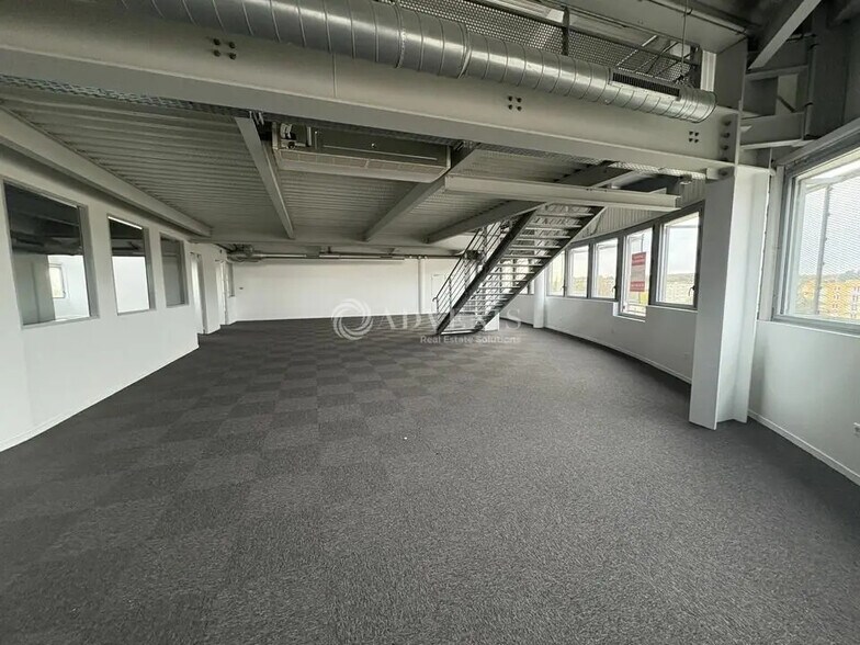 Office in Le Mans for lease - Interior Photo - Image 3 of 3