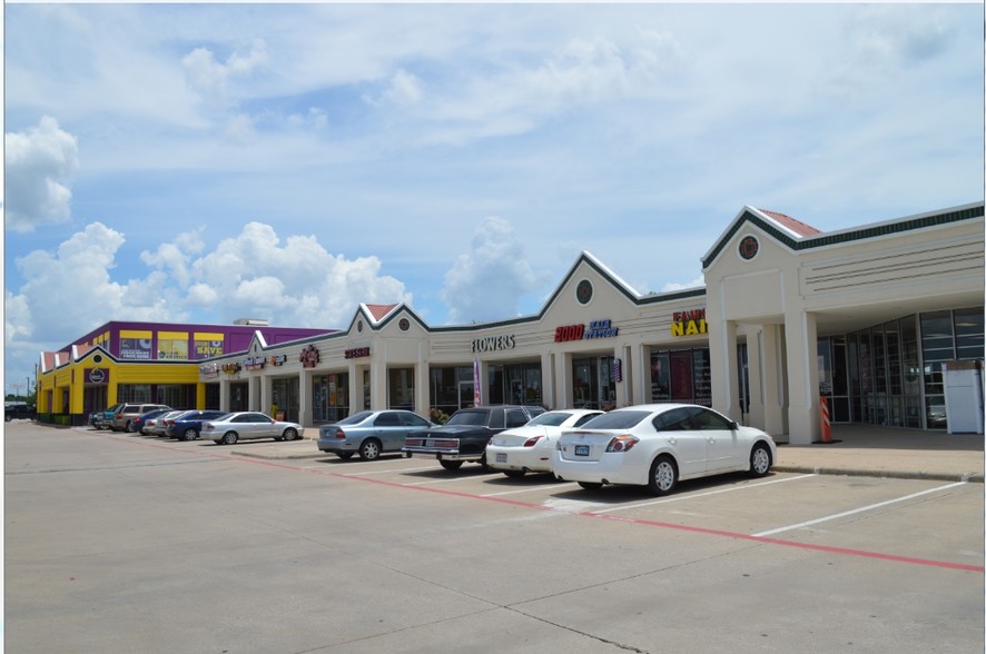 525-597 W Pioneer Pky, Grand Prairie, TX for lease - Building Photo - Image 1 of 17