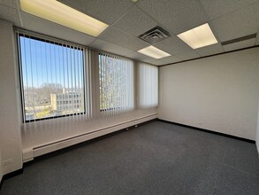 121 S Wilke Rd, Arlington Heights, IL for lease Interior Photo- Image 2 of 7