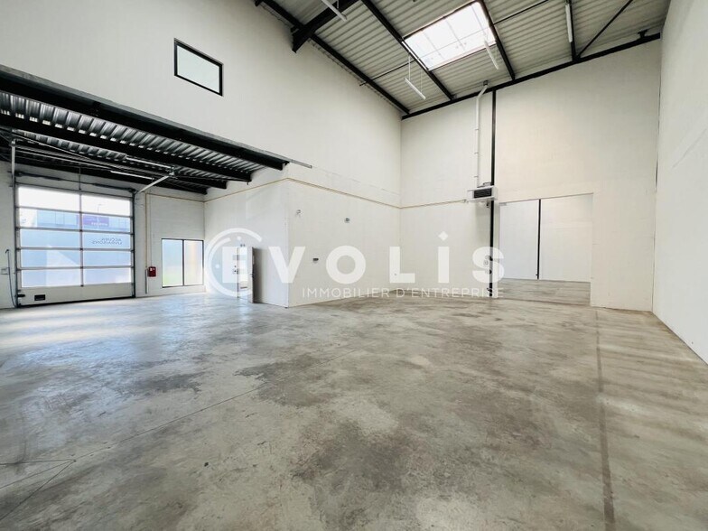 Flex in Collégien for lease - Interior Photo - Image 2 of 10