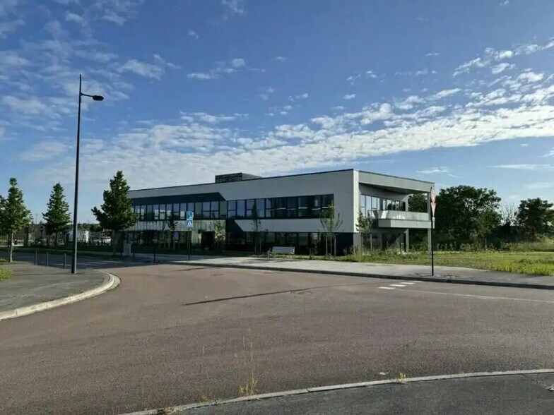 Office in Sainte-Savine for lease - Building Photo - Image 3 of 9