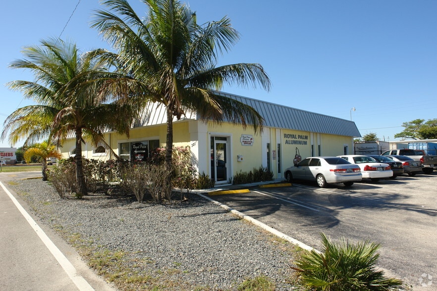 313-321 N Railroad Ave, Boynton Beach, FL for lease - Primary Photo - Image 1 of 2