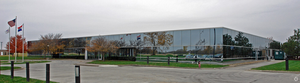 10380 NW Ambassador Dr, Kansas City, MO for lease - Building Photo - Image 2 of 3