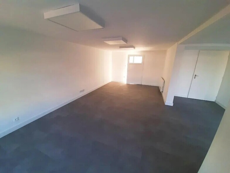 Retail in Poitiers for lease - Interior Photo - Image 2 of 3