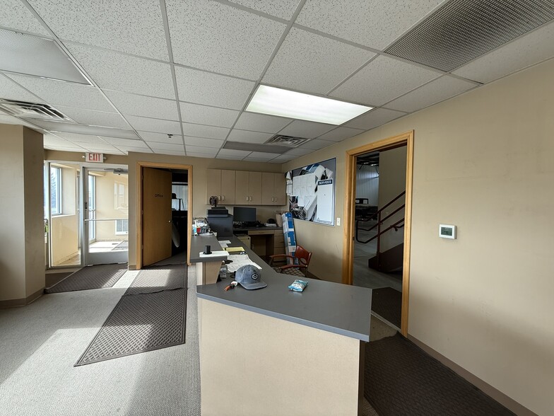 1005 W American Dr, Neenah, WI for sale - Interior Photo - Image 3 of 9