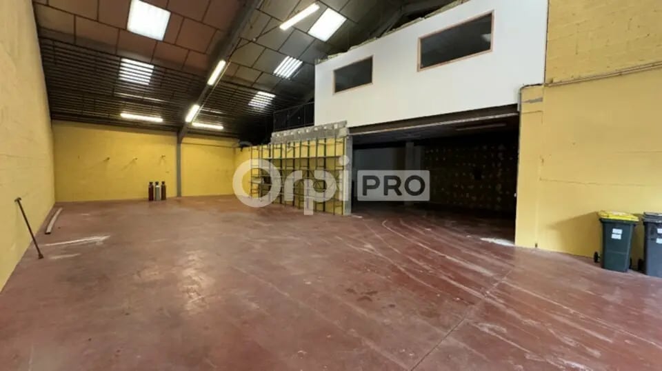 Office in Vaulx-en-Velin for lease Interior Photo- Image 1 of 7