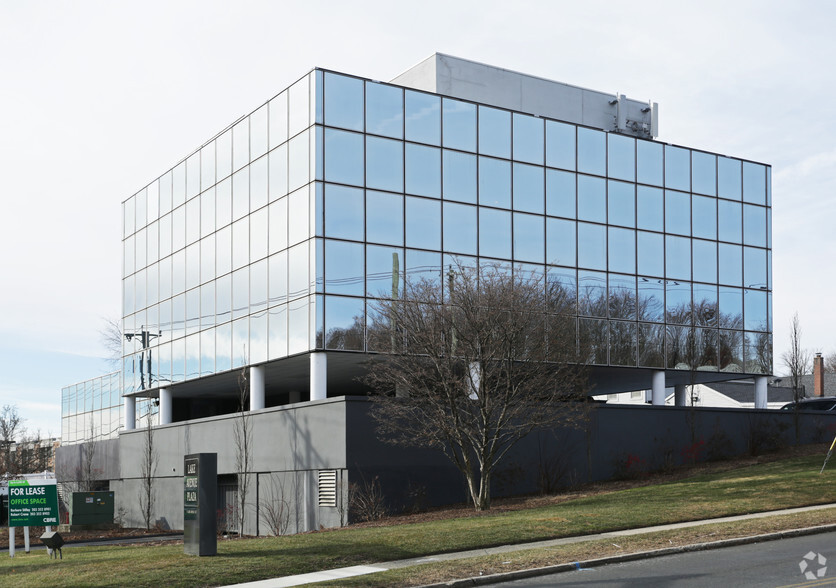 11 Lake Avenue Ext, Danbury, CT for lease - Primary Photo - Image 1 of 3