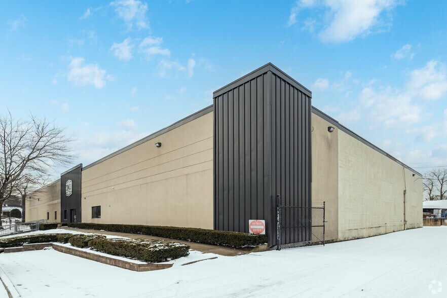 11-13 W Stepar Pl, Huntington Station, NY for sale - Primary Photo - Image 1 of 1