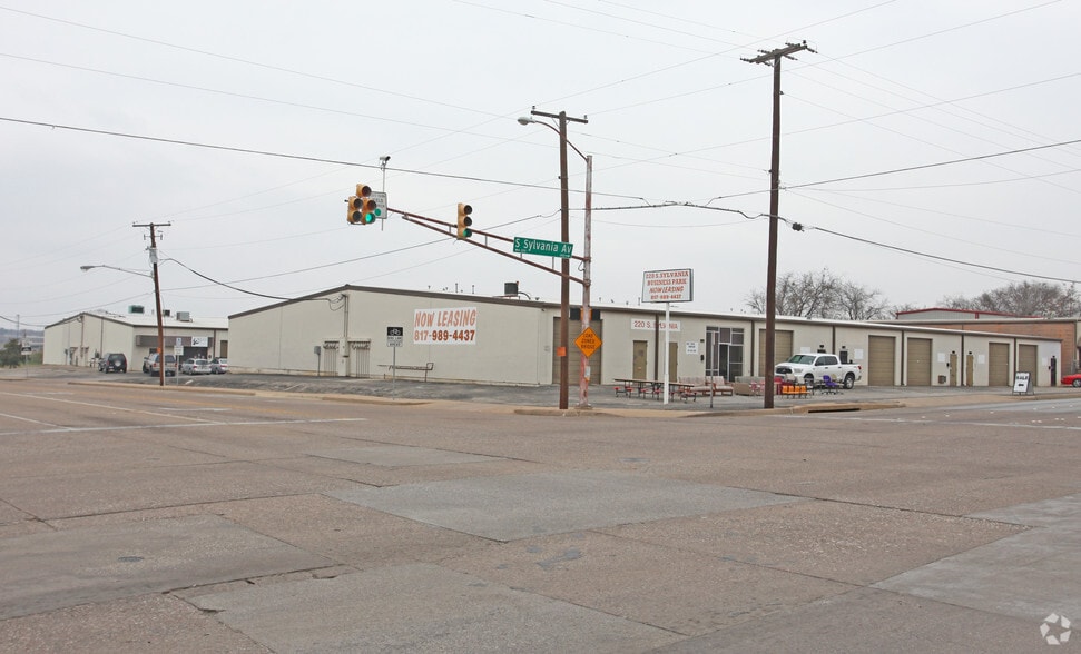 220 S Sylvania Ave, Fort Worth, TX for lease - Primary Photo - Image 1 of 11