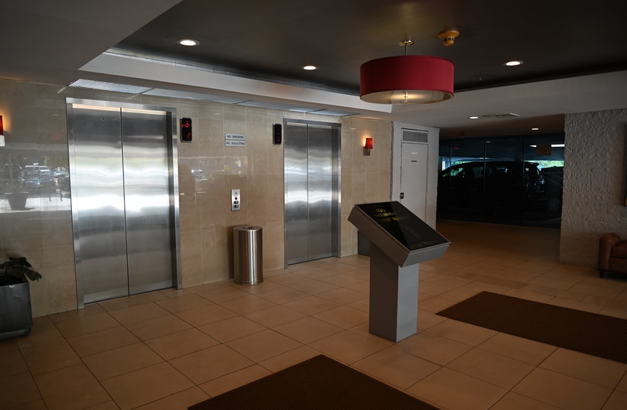 490 Wheeler Rd, Hauppauge, NY for lease - Interior Photo - Image 3 of 8