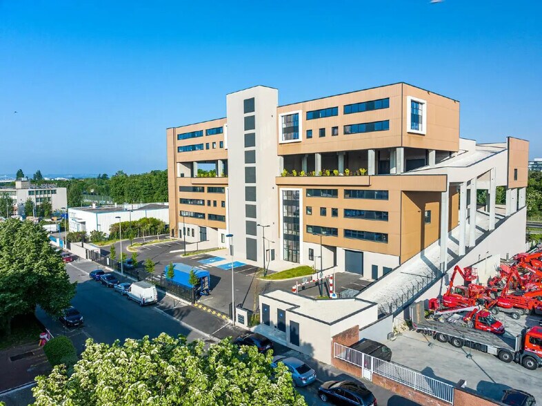 Office in Colombes for lease - Building Photo - Image 1 of 25