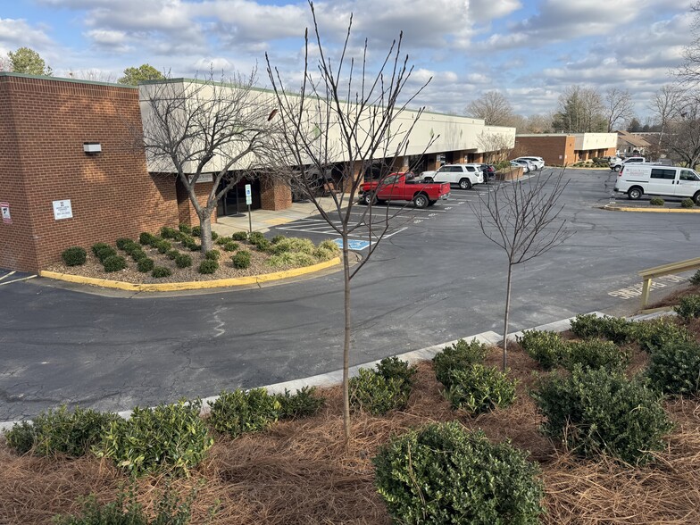 452 - 454 Southlake Blvd, North Chesterfield, VA for lease - Building Photo - Image 1 of 3