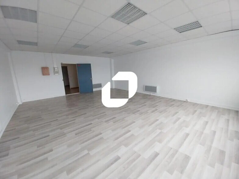 Office in Neuilly-Plaisance for lease - Interior Photo - Image 2 of 17