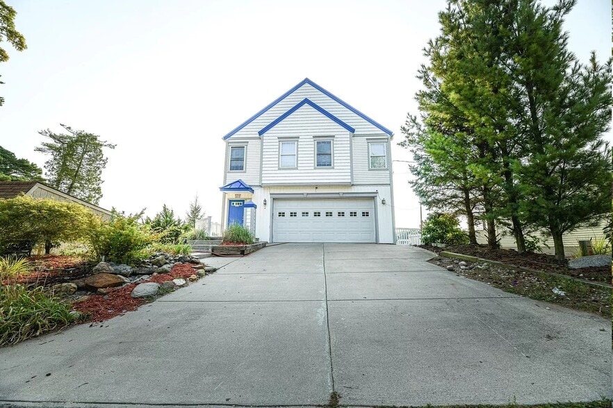 8764 Garbow Dr SE, Alto, MI for sale - Primary Photo - Image 1 of 2