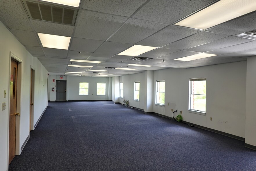 412 Yellowbird Rd, Portland, ME for lease - Interior Photo - Image 3 of 5