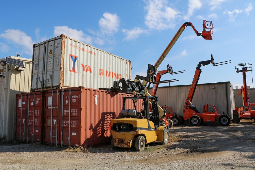 2338-2354 Joe Field Rd, Dallas, TX for lease - Building Photo - Image 3 of 20