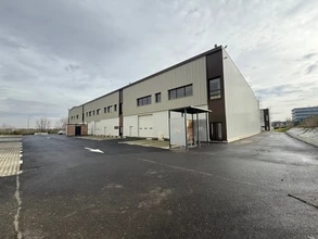 23 Rue Des Beaux Soleils, Osny for lease Building Photo- Image 1 of 8
