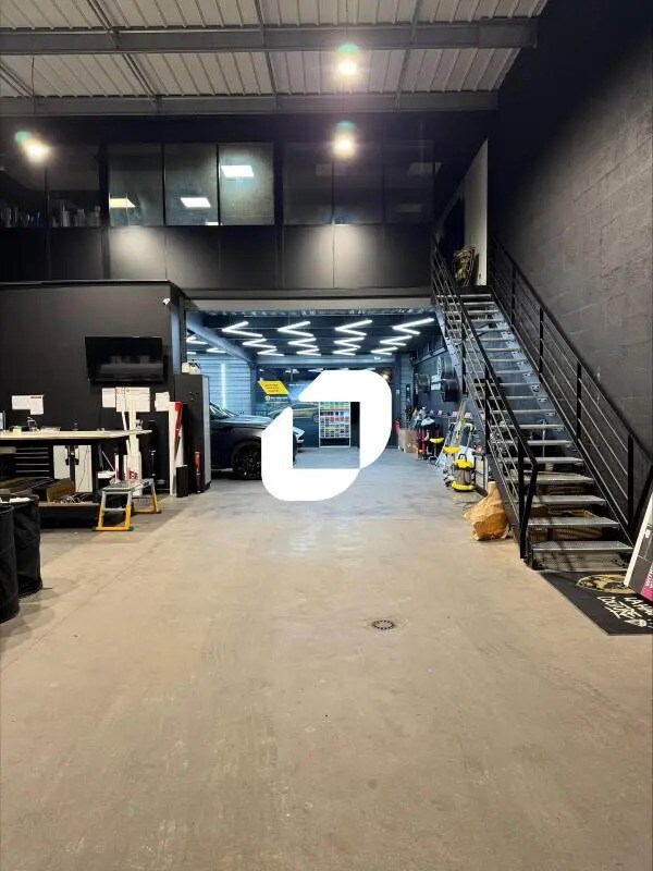 Retail in Orvault for lease Interior Photo- Image 1 of 6