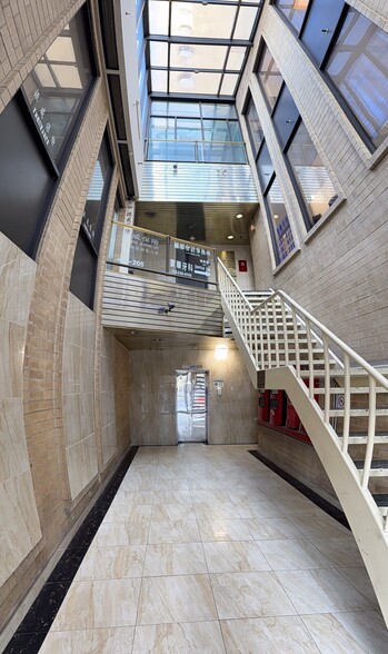 36-09 Main St, Flushing, NY for sale - Lobby - Image 3 of 10
