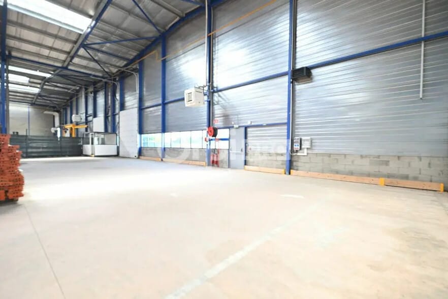 Office in Genas for lease - Building Photo - Image 3 of 8