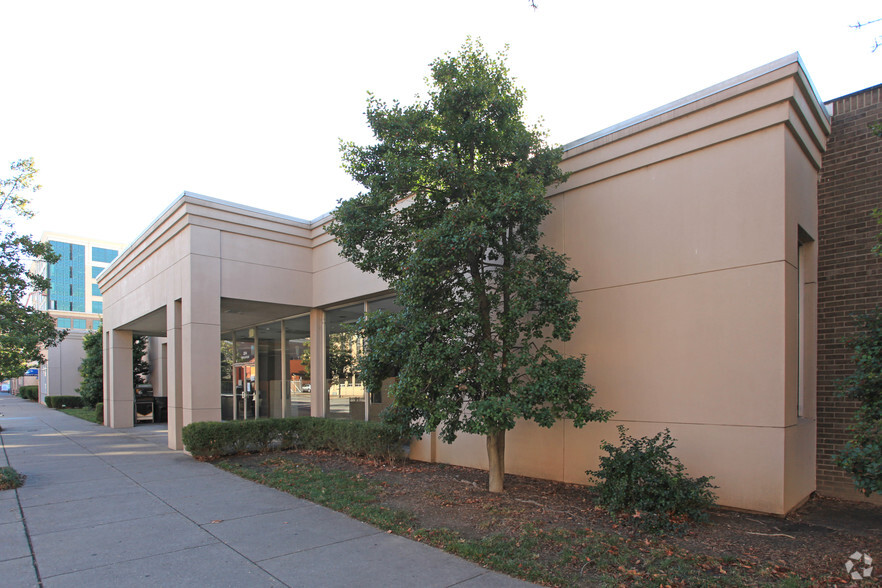 204 E Market St, Louisville, KY for lease - Primary Photo - Image 1 of 6