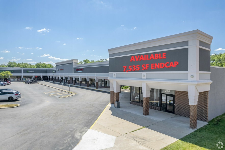 204-324 E Geneva Rd, Wheaton, IL for lease - Building Photo - Image 2 of 15