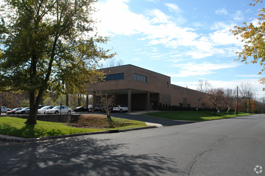 53-55 Dwight Pl, Fairfield, NJ for lease - Building Photo - Image 2 of 8