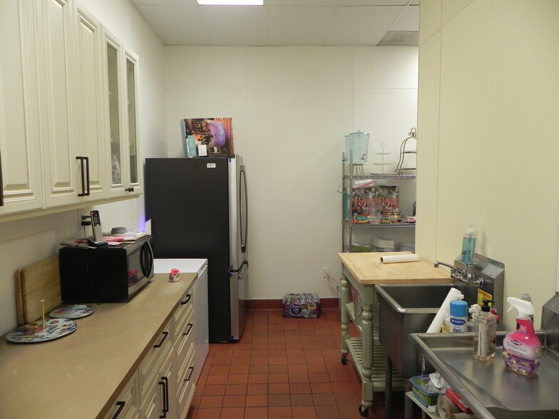 2083 Orange Tree Ln, Redlands, CA for lease - Interior Photo - Image 3 of 37