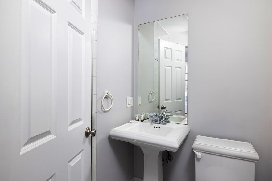 Maverick Suites Portfolio portfolio of 5 properties for sale on LoopNet.com - Building Photo - Image 2 of 73