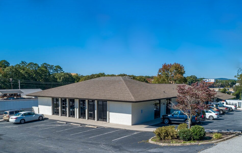 25 Sweetbriar Rd, Greenville, SC 29615 Professional Plaza