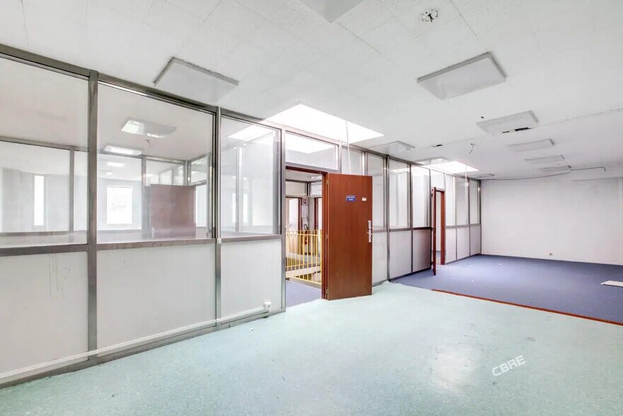Flex in Rungis for lease - Interior Photo - Image 3 of 8