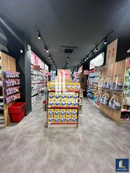 Retail in Cannes for lease - Interior Photo - Image 2 of 6