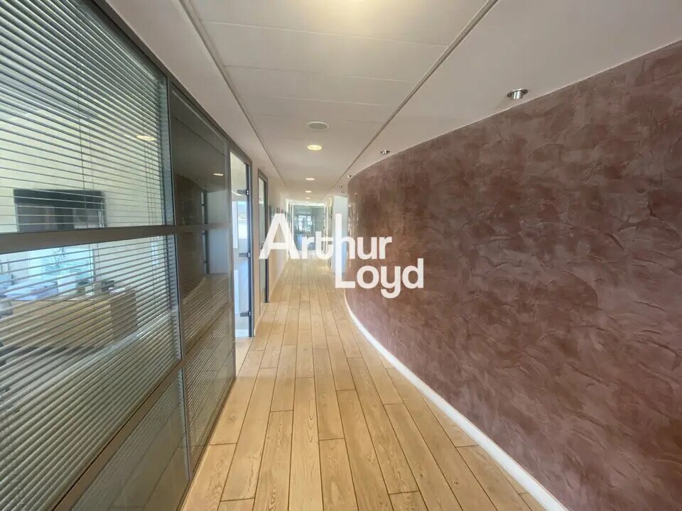 Office in Fréjus for lease Lobby- Image 1 of 10