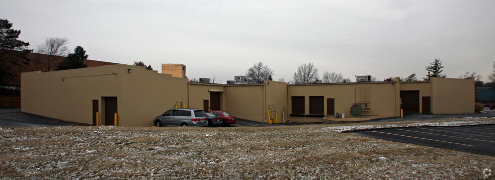 8-20 Worthington Access Dr, Maryland Heights, MO for lease - Building Photo - Image 2 of 15