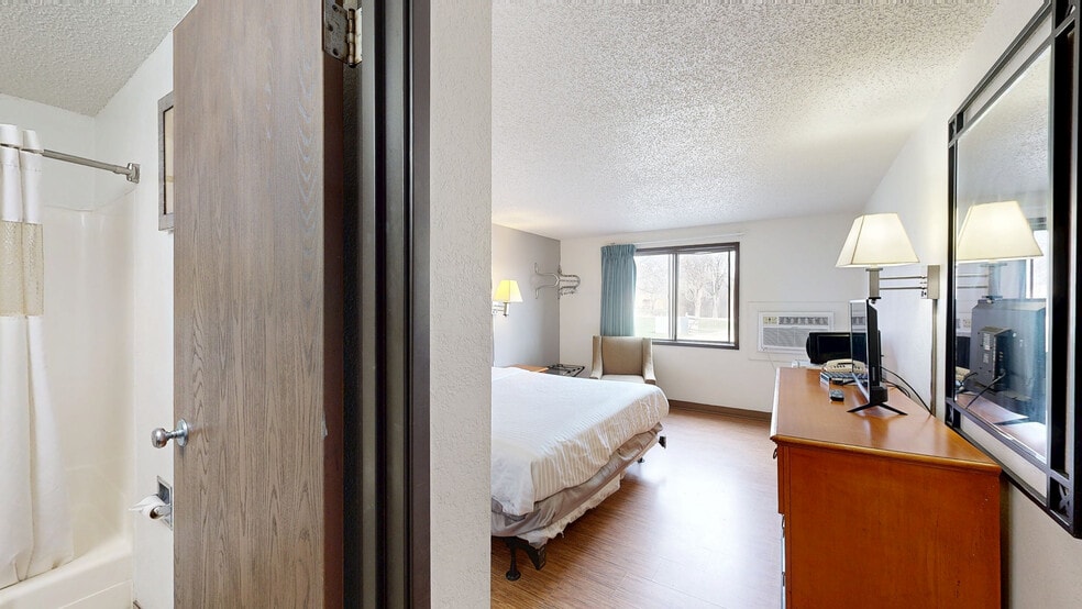 2019 E Main St, Albert Lea, MN for sale - Matterport 3D Scan - Image 3 of 20