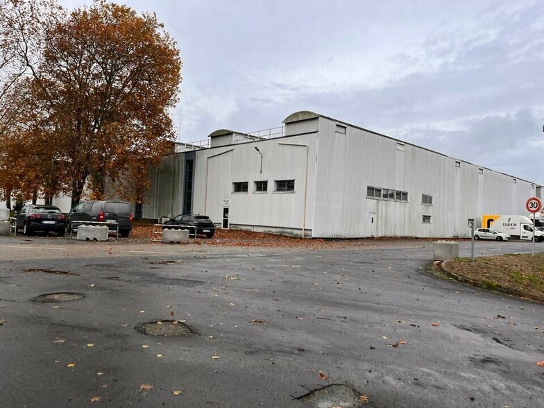 Industrial in Cholet for lease - Building Photo - Image 1 of 6